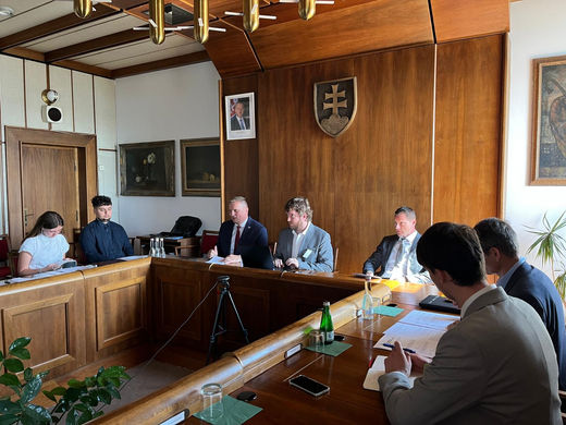 Septembrová parlamentná skupina pred plnou sálou