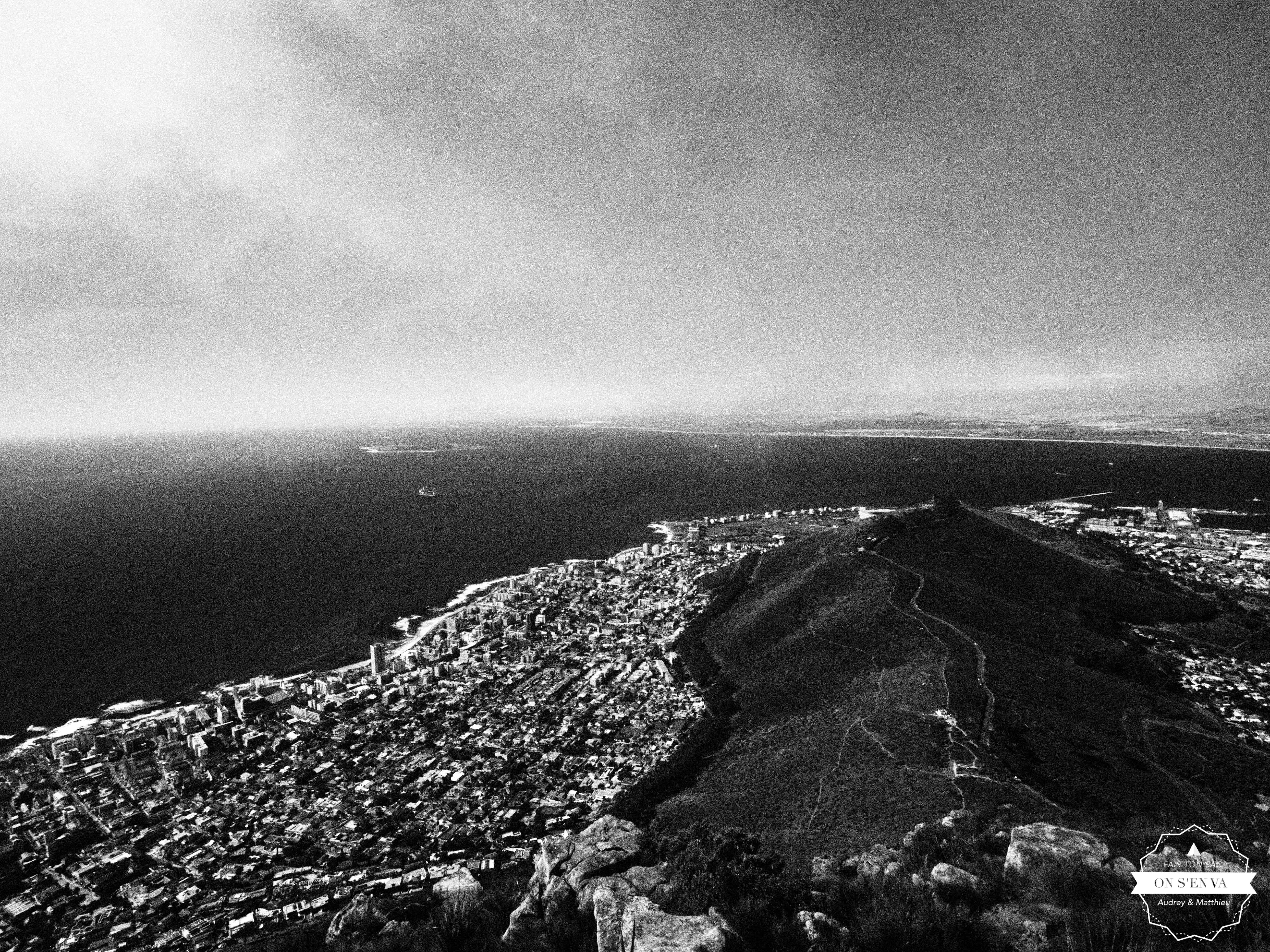 En face Signal Hill et Robben Island