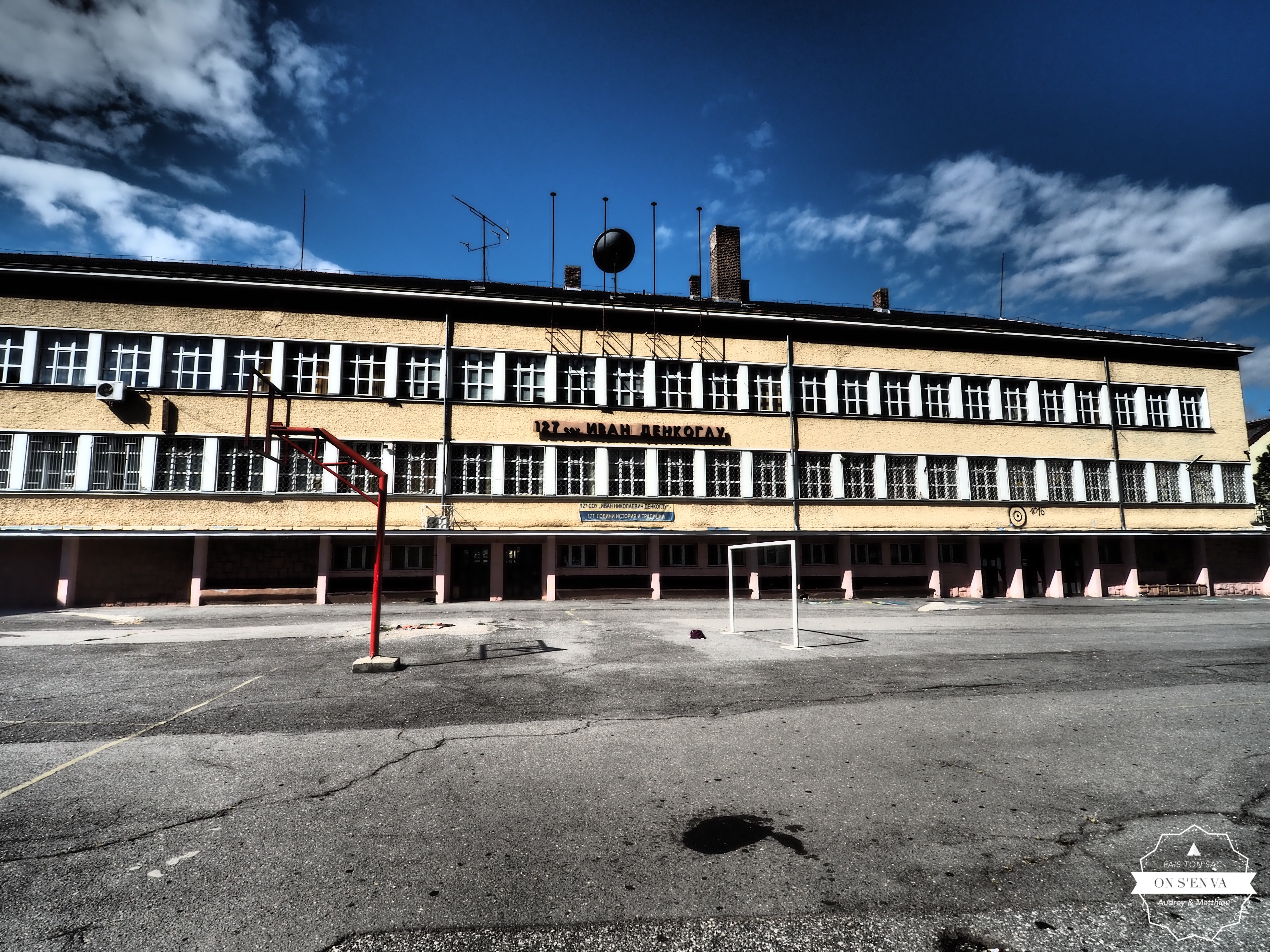 La cour de l'école est bien calme