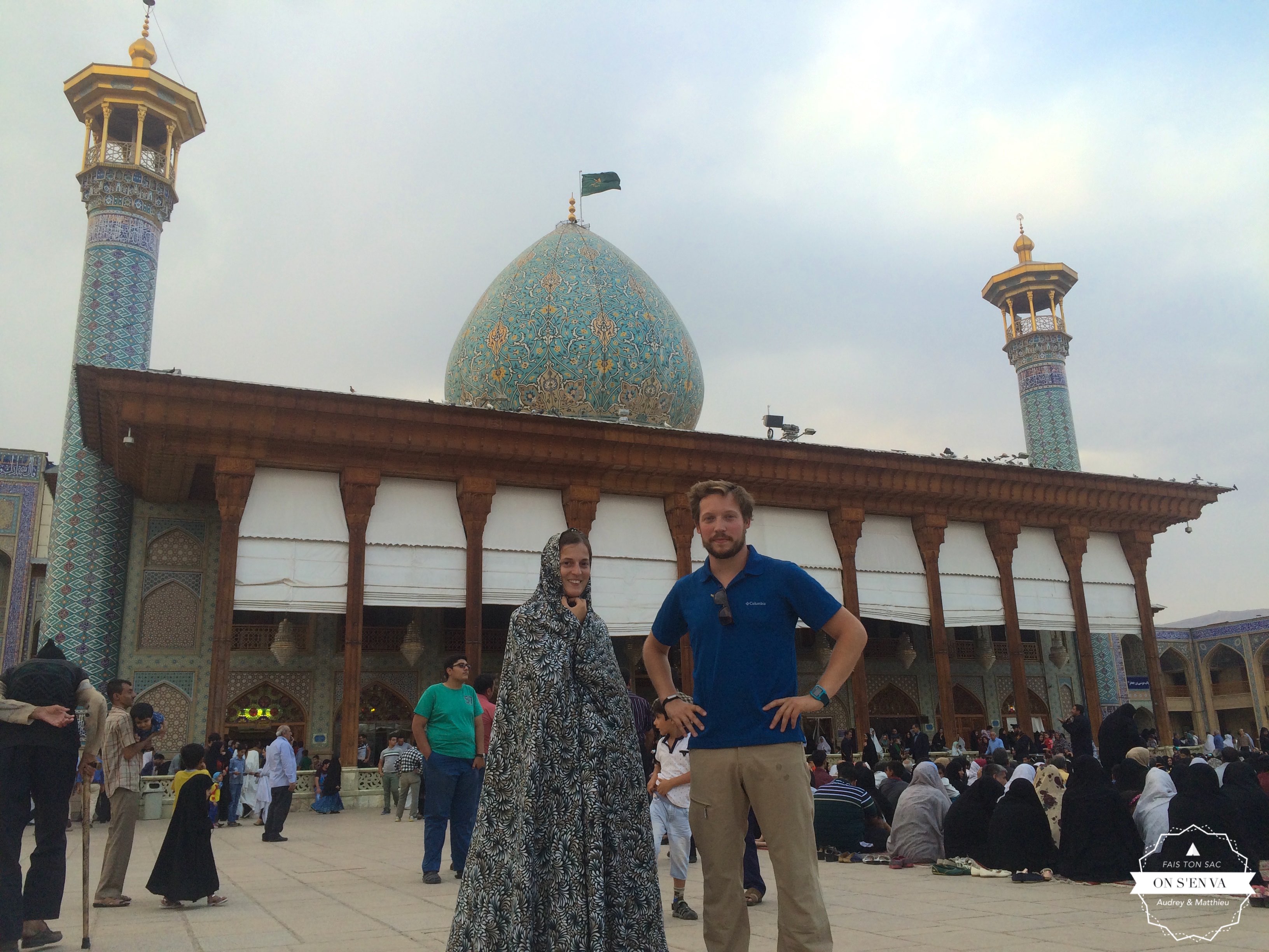 Devant la mosquée Shahcheragh