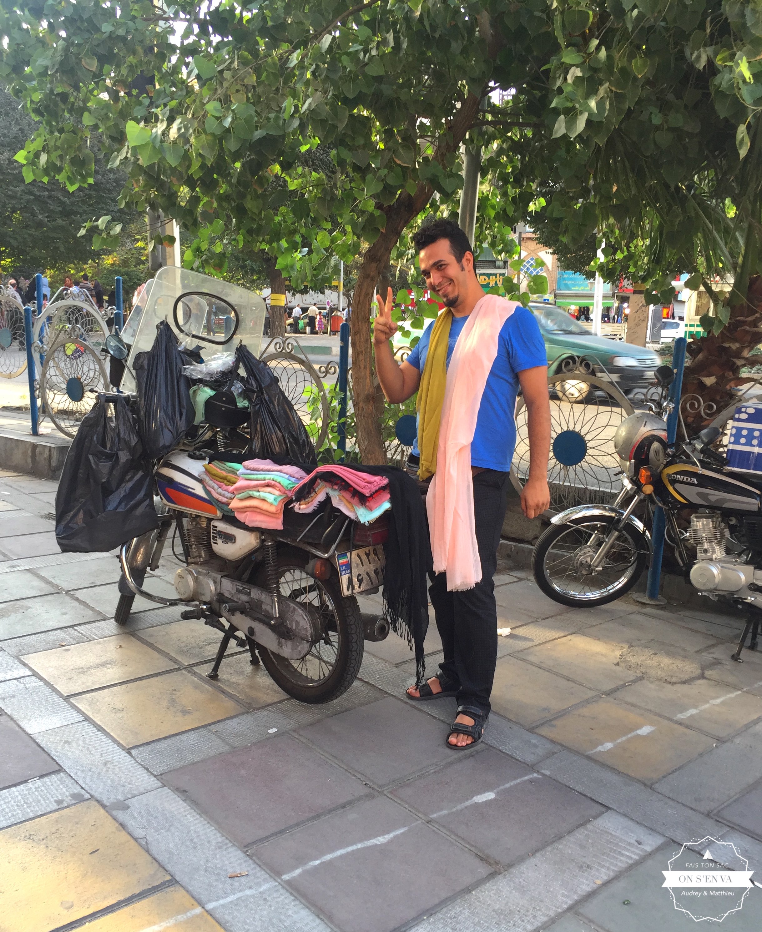 Un vendeur de foulards