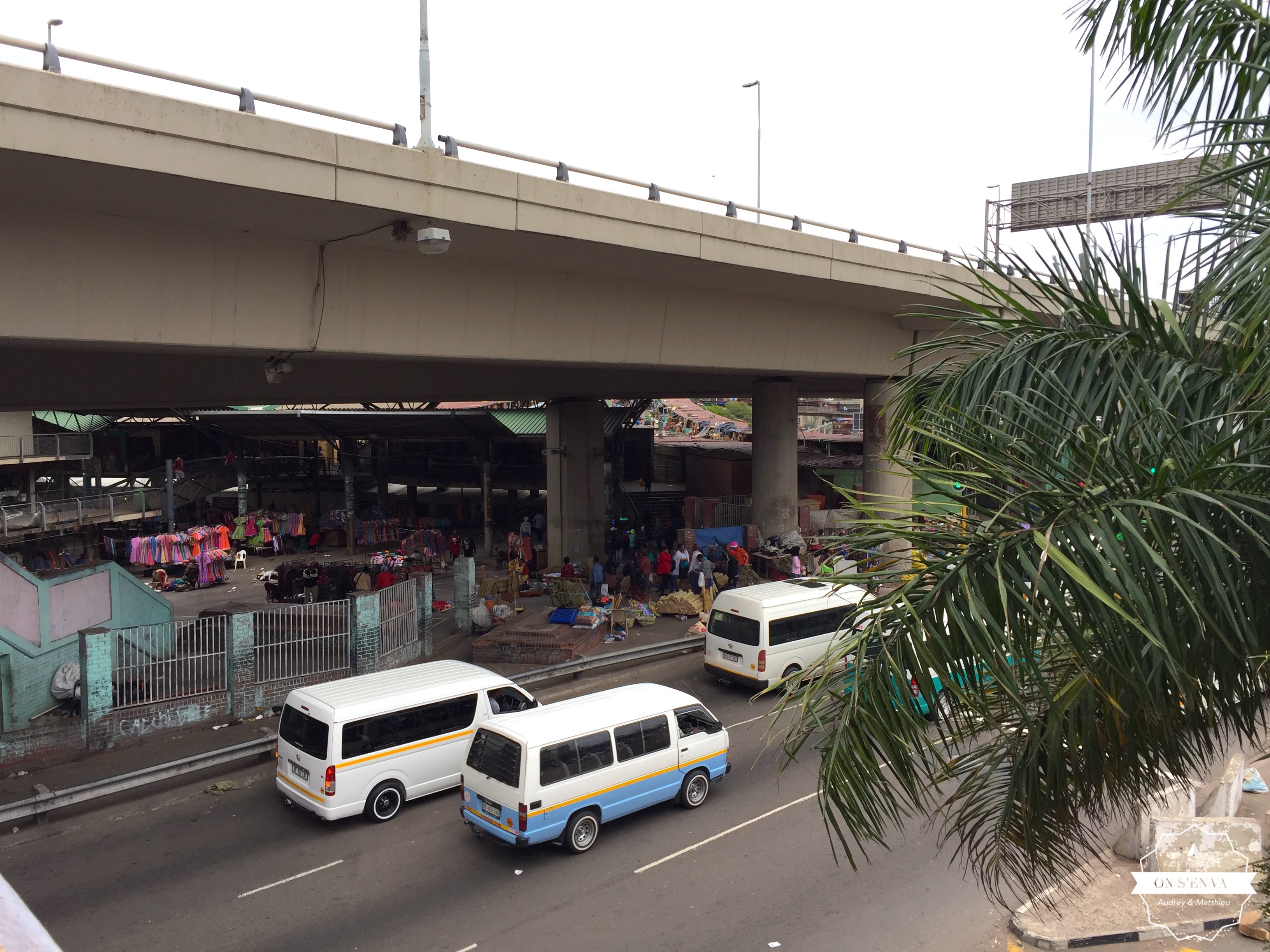 Le marché sous le pont