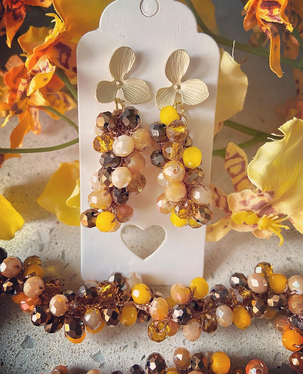 Orecchini uncinetto con perno in Zama a fiore oro con cristalli colorati giallo e marrone