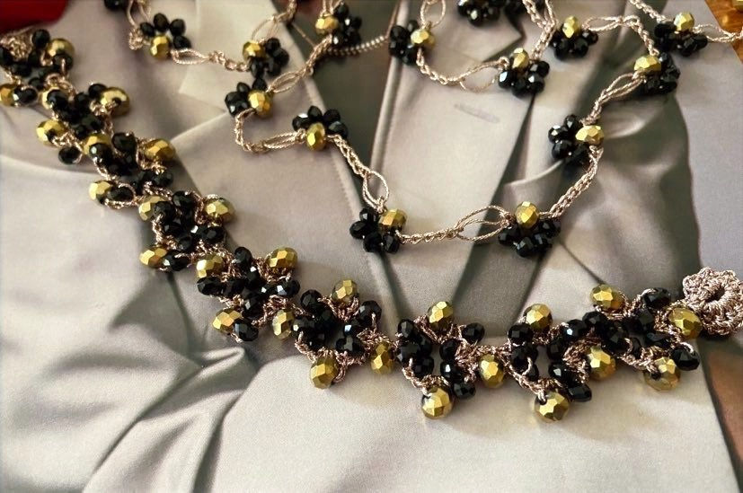 Bracciale uncinetto a fiori con cristalli nero e oro