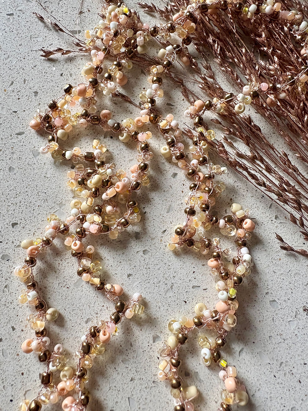 Collana lunga lavorata all'uncinetto con filato prezioso lurex, perline micro Miyuki, colore beige e bronzo, particolare