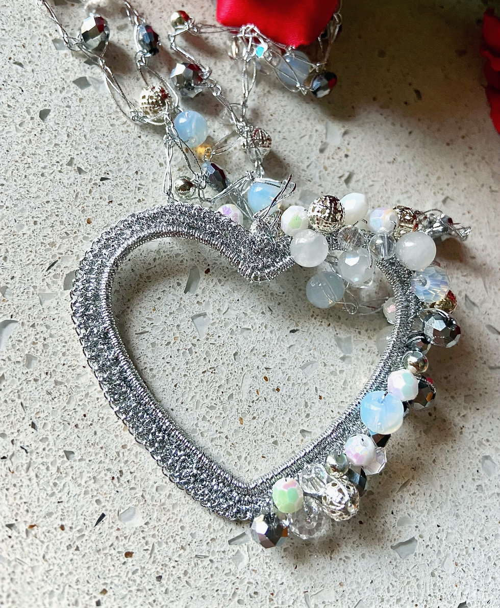 Collana lavorata a mano all'uncinetto con cristalli misti colere grigio e ciondolo a forma di cuore rivestita di filo argento e cristalli, particolare