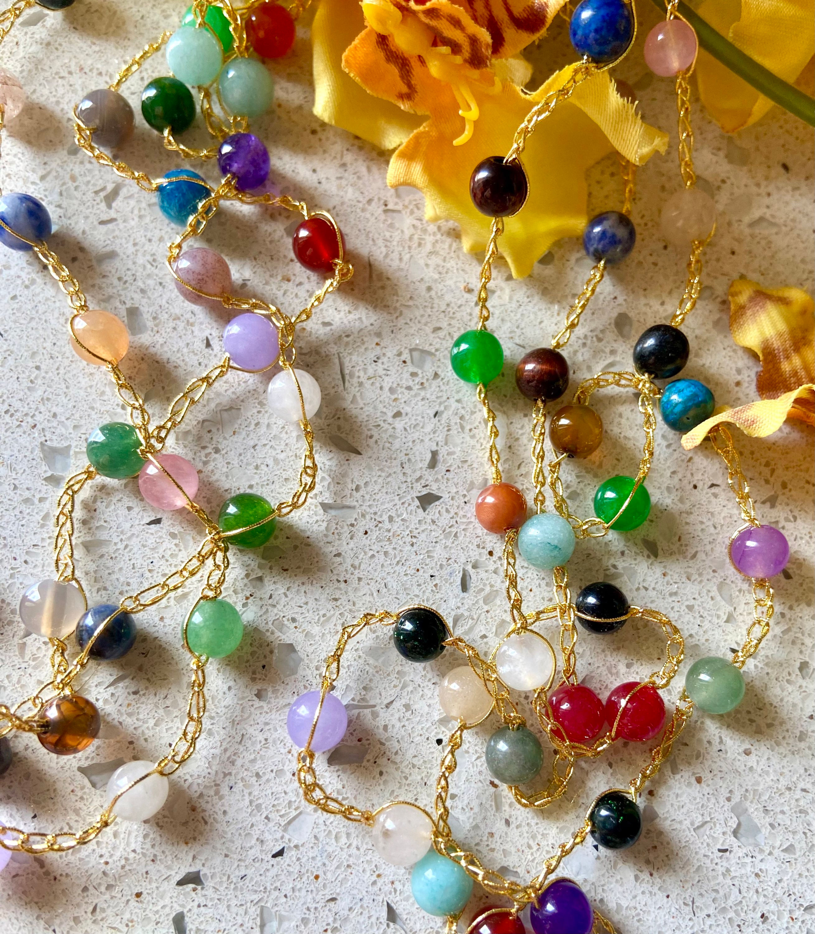 Collana molto lunga lavorata all'Uncinetto con Filati preziosi Lurex e Pietre dure di Agata multicolore, da indossare con due o tre giri, particolare