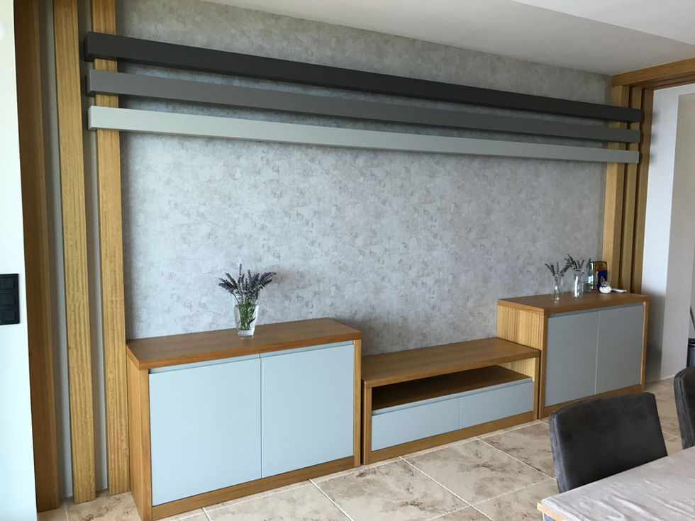 Fornia imzasını taşıyan özel mobilyalar, doğal ışığı maksimum yansıtan açık tonlarla birleşerek huzurlu bir yaşam alanı yaratıyor.