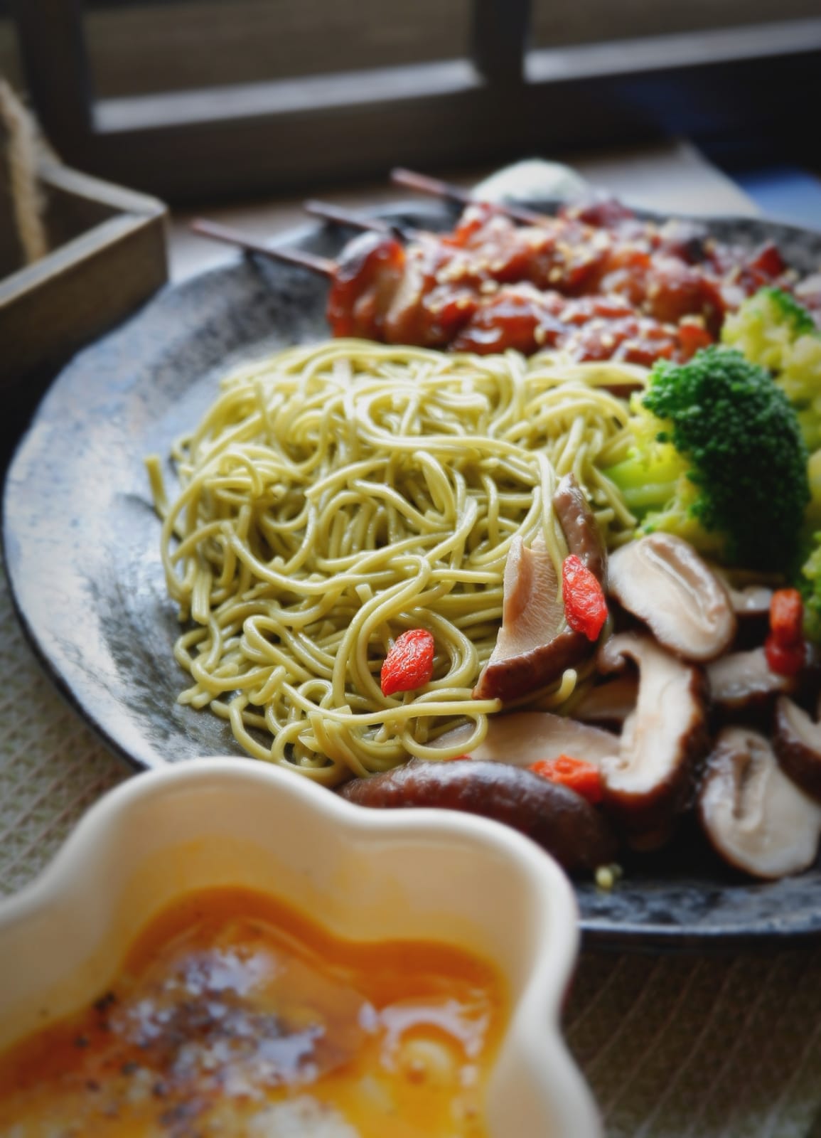 辣木面配鸡串香菇