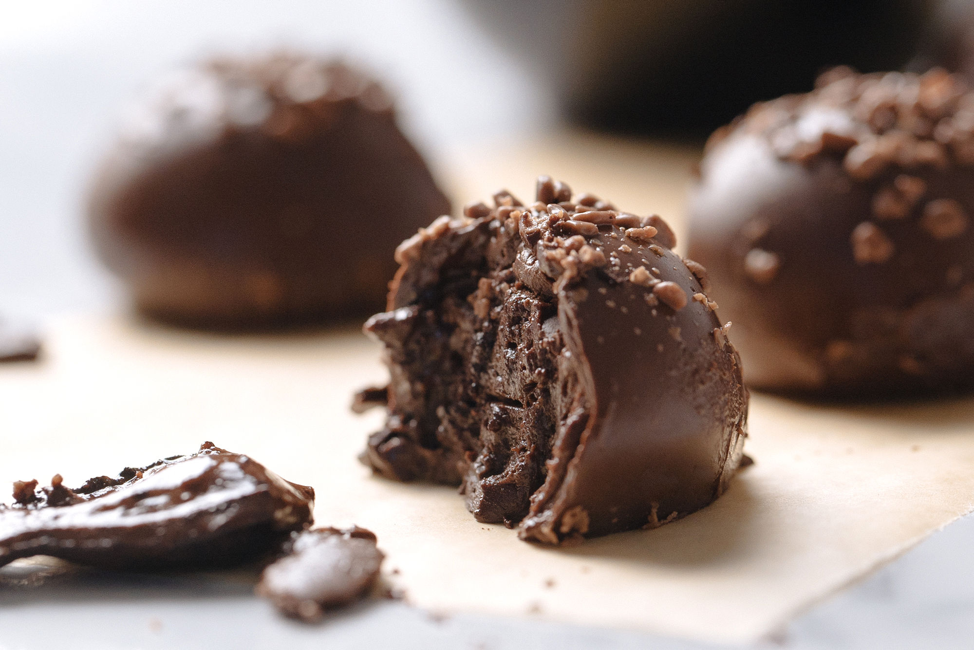 Le charme rustique d'une chocolaterie locale du Jura, où les traditions se transmettent de génération en génération.