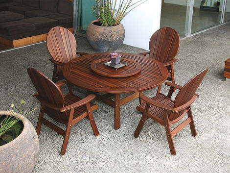 Jensen Leisure Fanback Dining Group With Round Wooden Table & Chairs