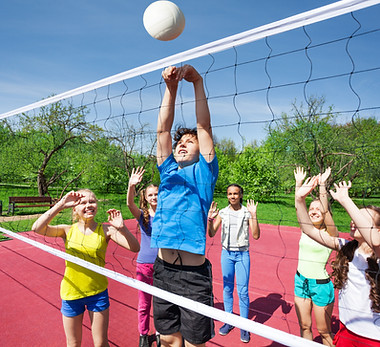 Los niños que juegan a voleibol
