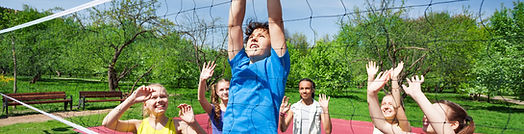Los niños que juegan a voleibol