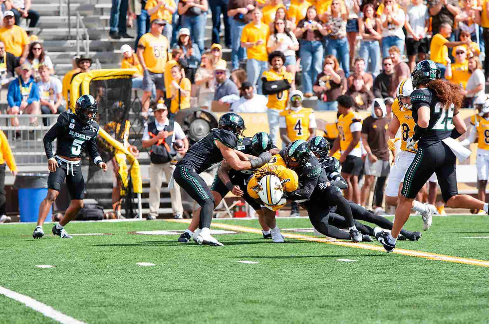 Wyoming running back Markell Holman (#8) fights through a group of Hawai‘i defenders during the Cowboys’ 27-10 win over Hawai‘i at War Memorial Stadium. Photo by Christian Lasher, PokesNews.com.