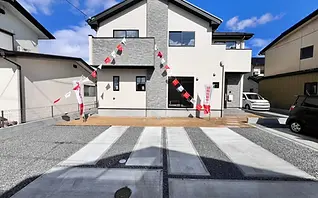 クリームカラーの一軒家の外観