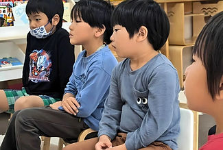 椅子に座ってる男の子たちの写真