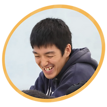 笑ってる男性の写真