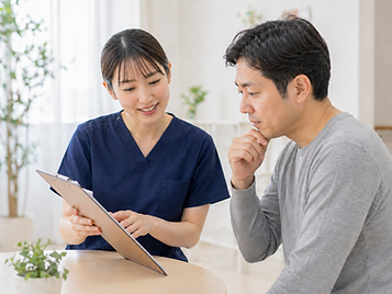 悩んでる男性と提案してる女性