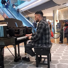 MÚSICO TOCA TEMAS DE ANIME Y JUEGOS EN CENTRO COMERCIAL
