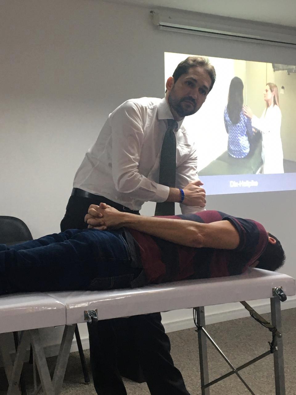 Dr Márcio Salmito demonstrando manobra da VPPB