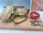Sándwich en pan artesanal de aguacate-queso