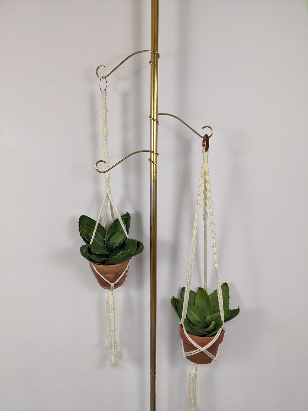 MidMod Tension Pole Plant Holder