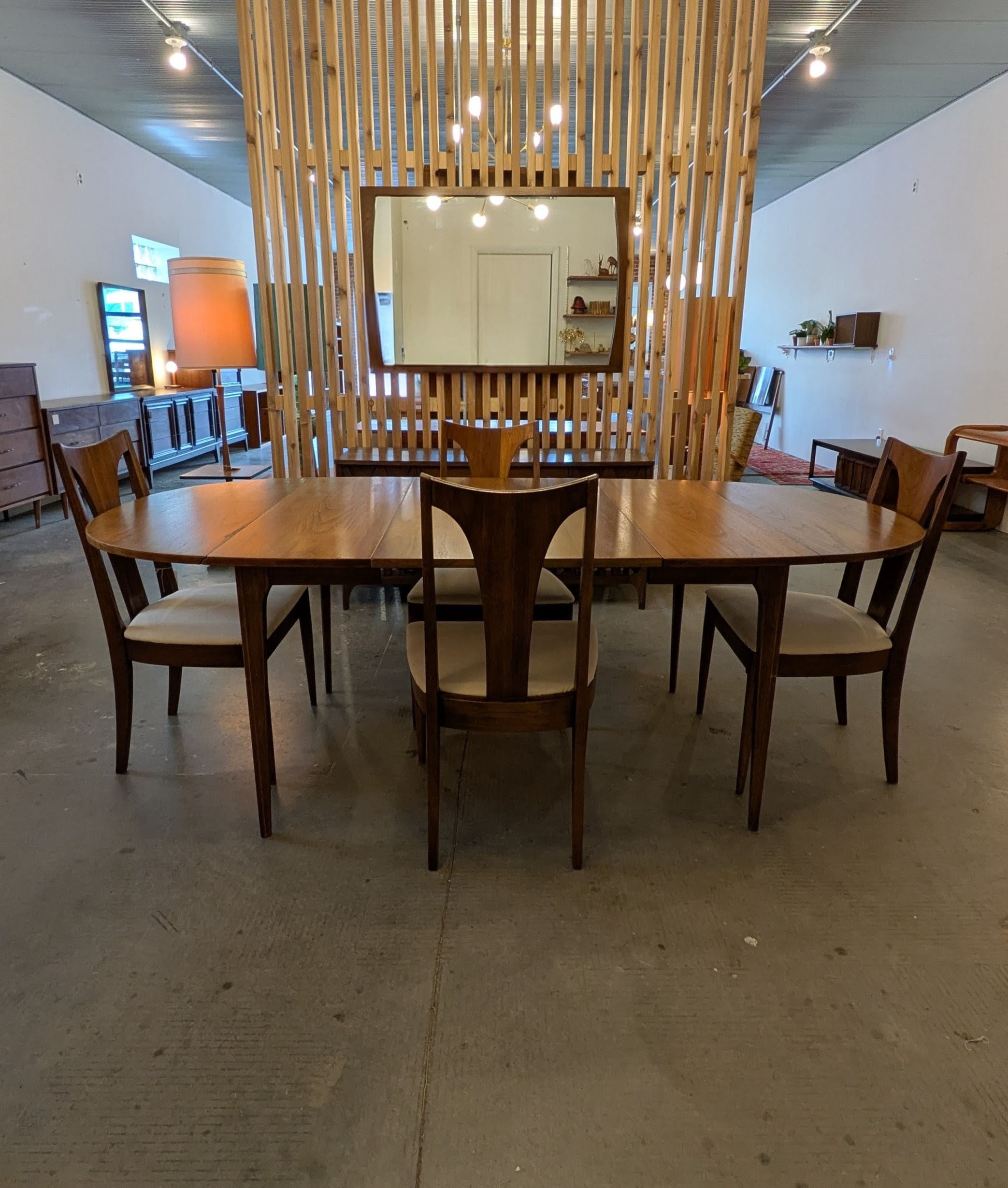Broyhill Brasilia Dining Table & Chair Set