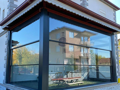 Bahçeli evlerin balkonlarında kullanılan giyotin cam balkon sistemleri, estetik ve işlevselliği bir arada sunar. Dayanıklı yapısıyla her mevsim kullanılabilir.