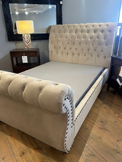 Queen button tufted bed
