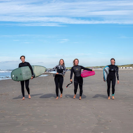 Surfsisters: Blogger Roos verteld hoe ze haar beste surfmaatjes heeft ontmoet door SurfgirlsNL