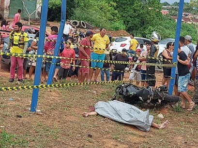 VÍDEO | Motoqueiro morre ao colidir com placa de publicidade na Rodovia Manoel Urbano em Manacapuru