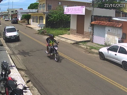 Vídeo | Assaltante vestido de mototaxista e comparsa cometem assaltos em Manacapuru