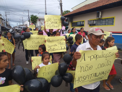 Manifestantes vão às ruas cobrar melhorias na saúde de Manacapuru