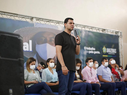 Saullo Vianna participa da entrega de cartões do ‘Auxílio Estadual’ em Itacoatiara