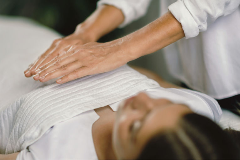 Reiki session promoting relaxation and energy balance