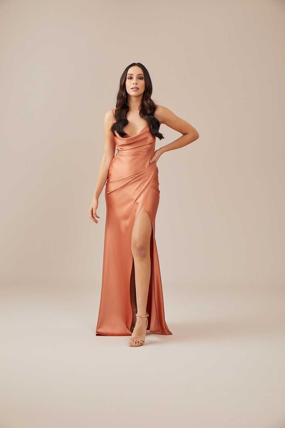 Tarçın ip askılı derin yırtmaçlı sırt çapraz bağcık dekolteli uzun saten elbise