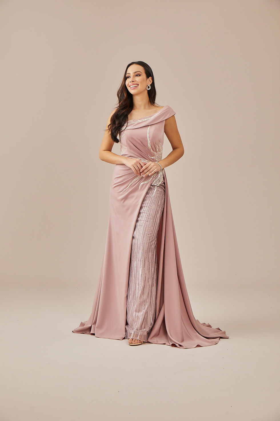 SAGRANDEtek omuz drapeli kristal ve Swarovski işlemeli ipek kumaş couture elbise