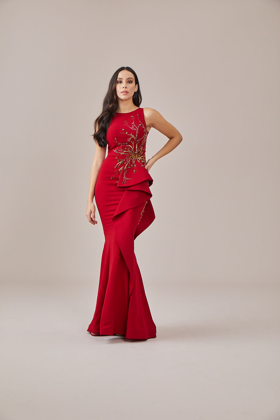 SAGRANDE bordo kristal işlemeli asimetrik volanlı uzun kuyruklu balık elbise