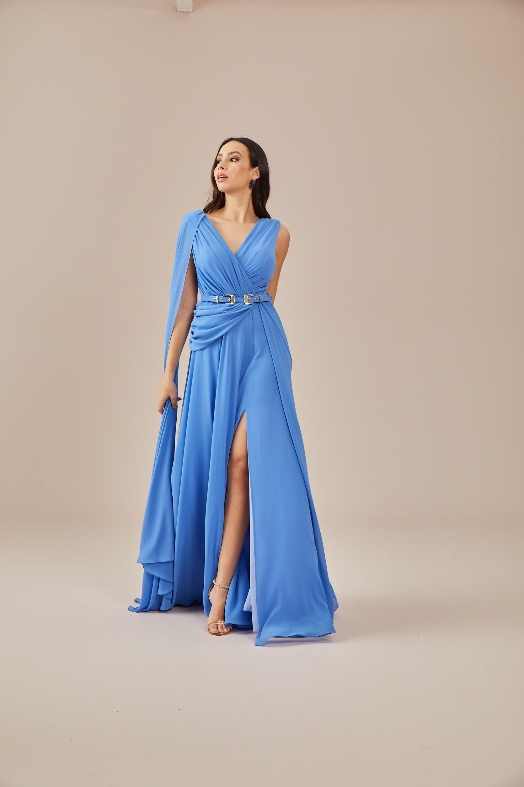 SAGRANDE indigo drapeli asimetrik yırtmaçlı pelerinli uzun şifon abiye elbise