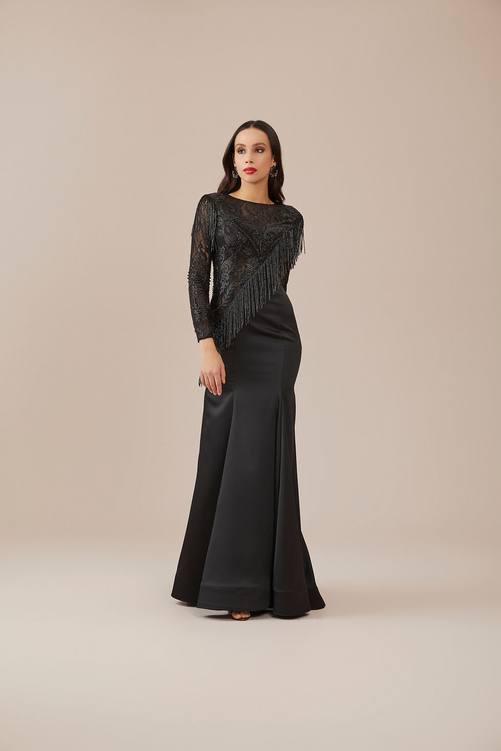 SAGRANDE siyah kristal saçaklı uzun kollu fransız dantelli saten balık elbise