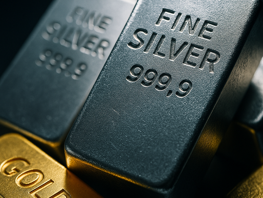 Symbolbild mit glänzenden Silber- und Goldbarren, stellvertretend für steigende Edelmetallpreise.