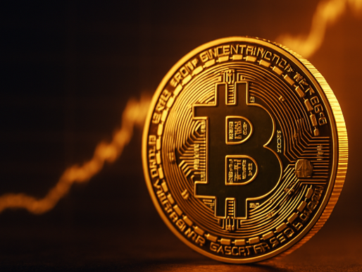 Symbolische Darstellung einer glänzenden Bitcoin-Münze vor einem unscharfen Kursverlauf – nahe dem Rekordhoch.