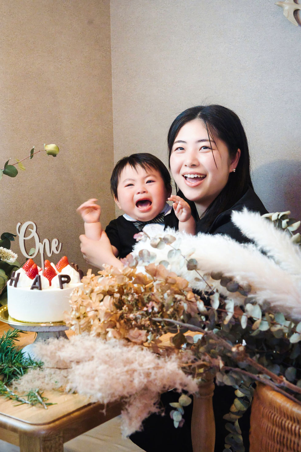 母親と赤ちゃんの1歳の誕生日ケーキ写真