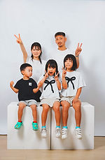 益田市フォトスタジオでポーズをとる家族