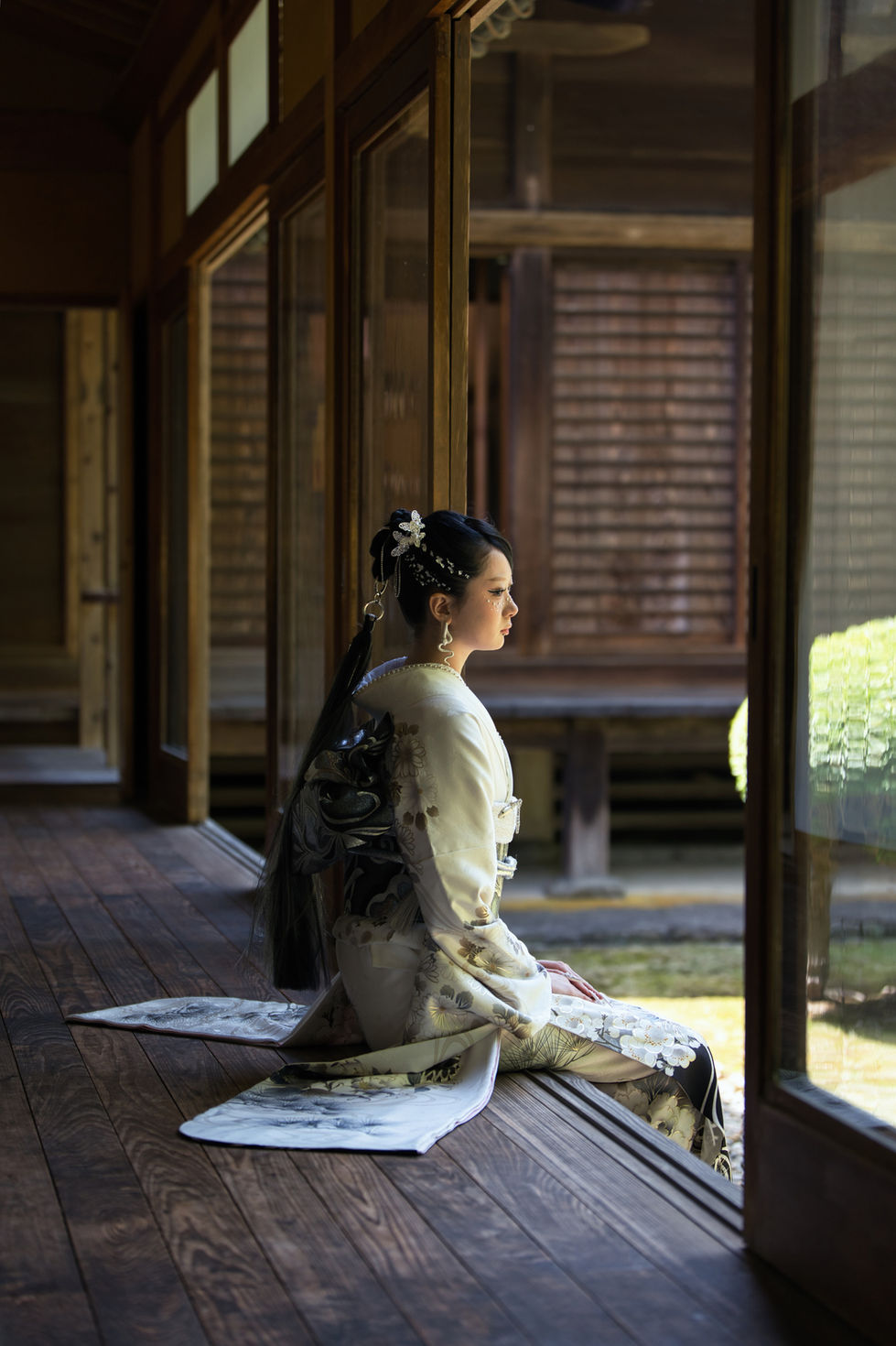 着物姿の女性、伝統家屋にて静かに佇む