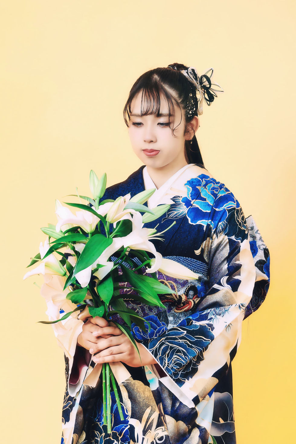 着物姿の女性、百合の花束、成人式ロケ撮影