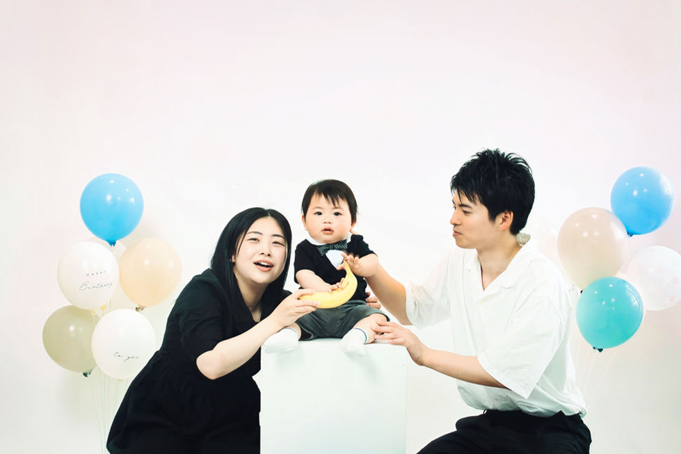 家族でバナナを楽しむ赤ちゃんの写真 mysite-1