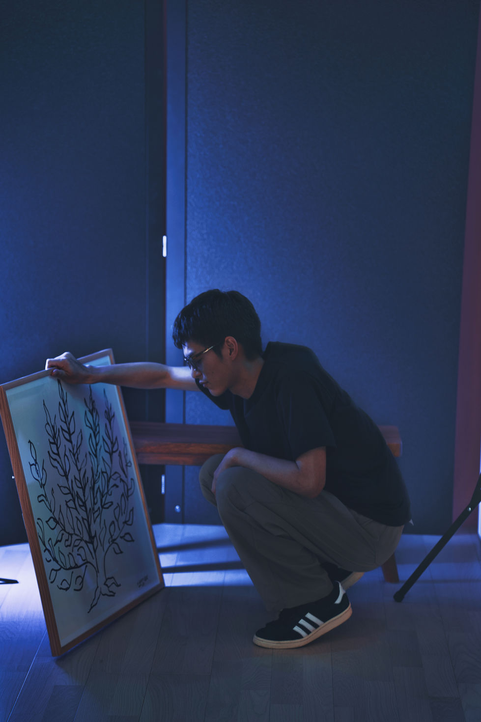 男性が絵画を鑑賞するソロポートレート