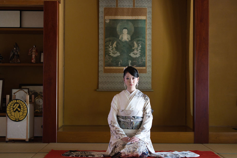 白無垢の女性、ソロポートレート、伝統的な日本の家屋