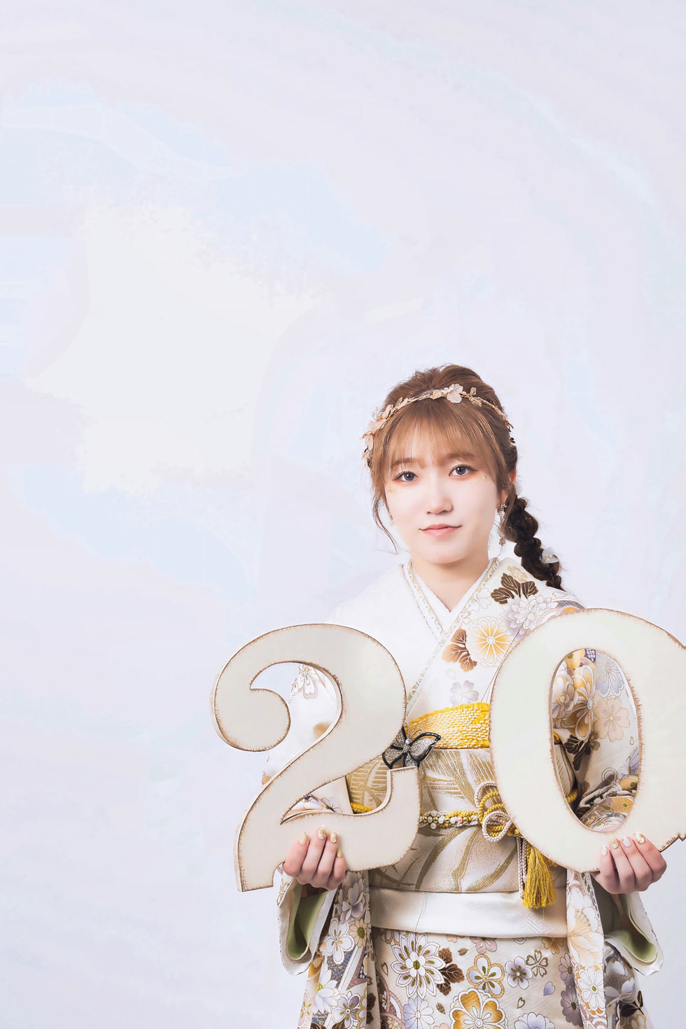 着物姿の女性が「20」の数字を持つ成人式写真